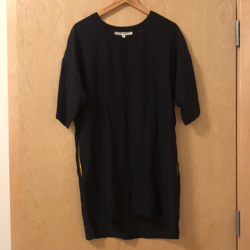 Blk short sleeve shift dress w. Yellow pop pockets